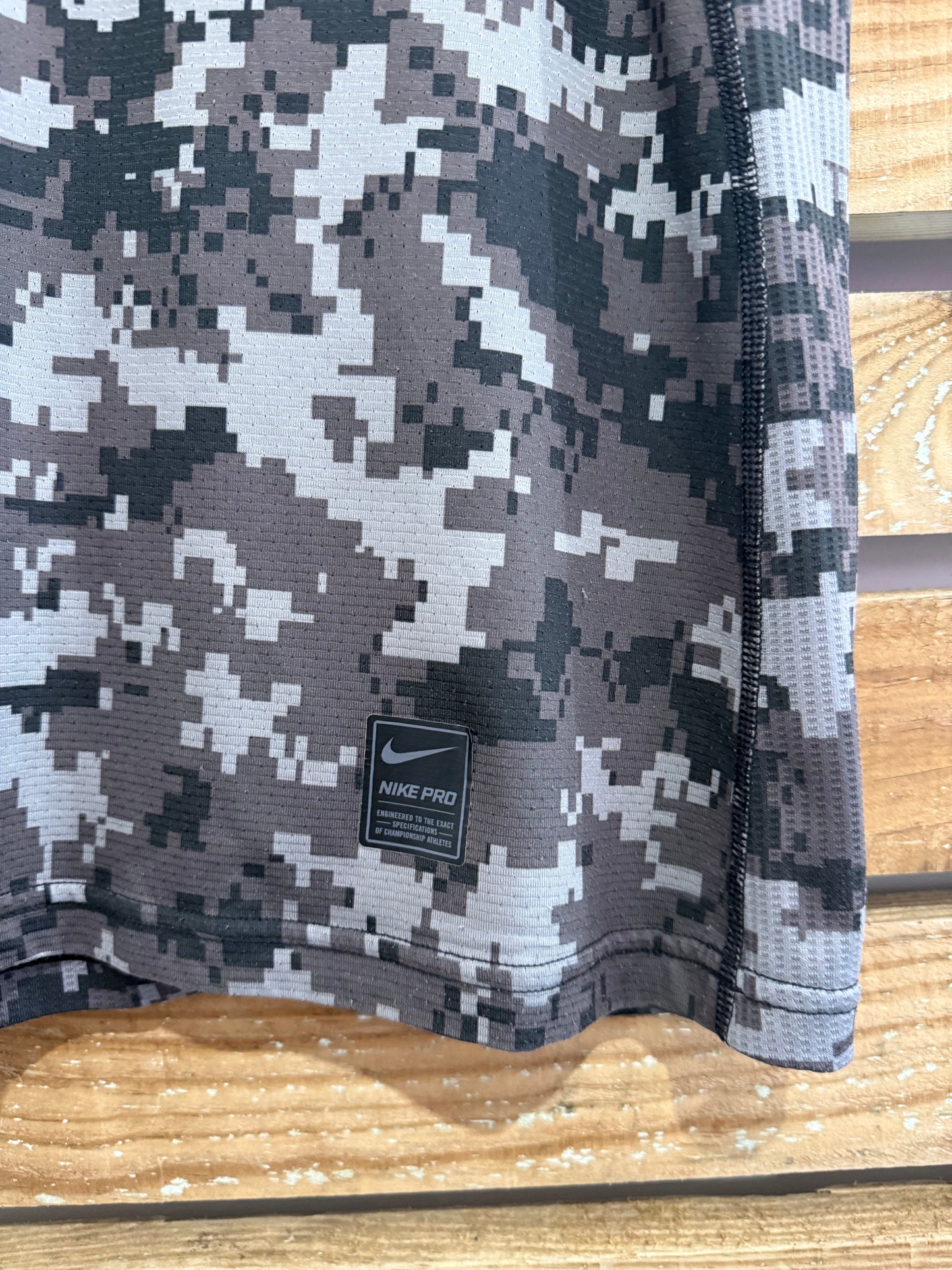 Nike Pro Hypercool Bitmap Camo T-shirt. Gym. Black. Size Large.