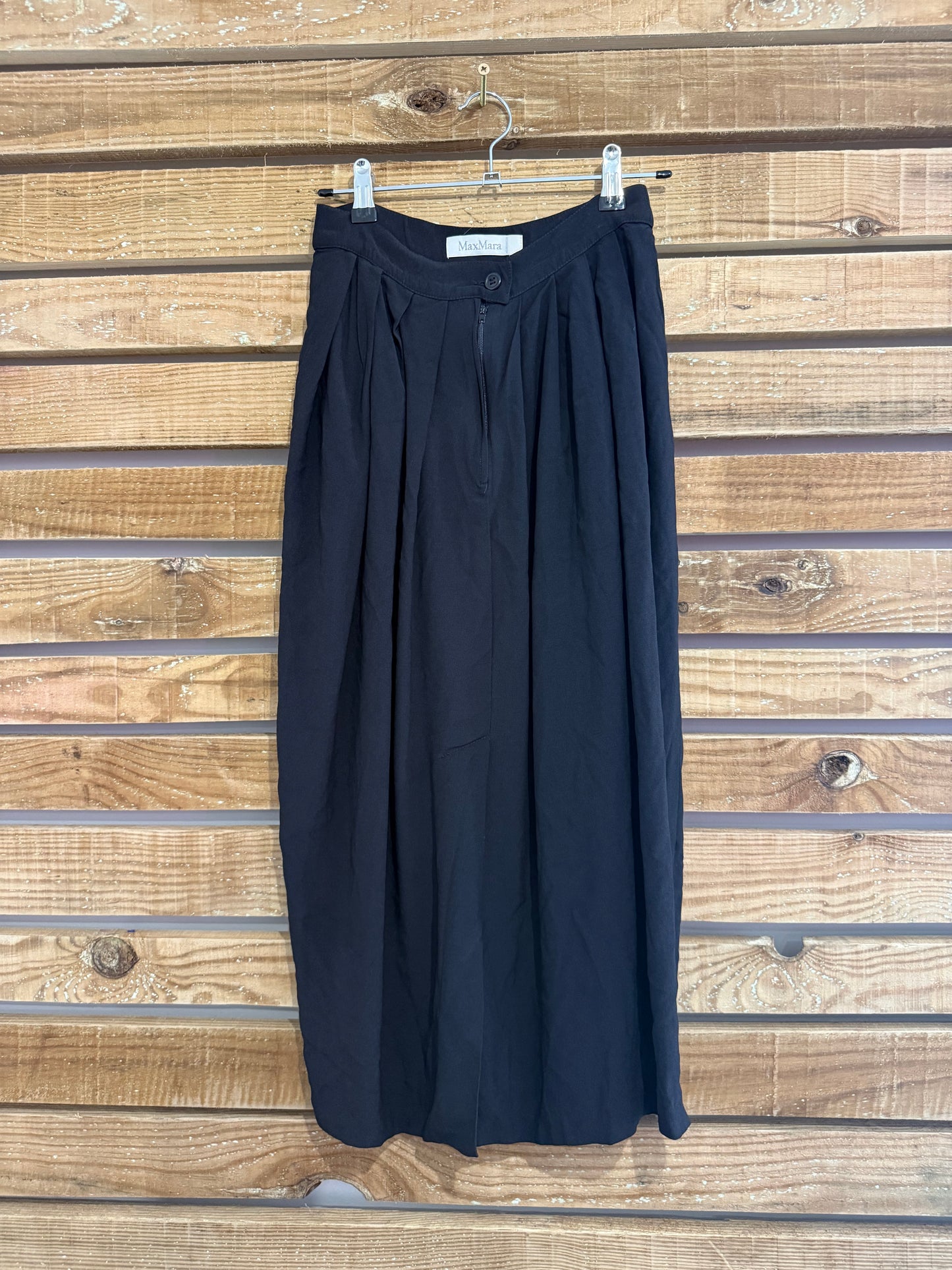 Max Mara pleated midi skirt. Black Waist 25” UK4/6
