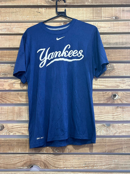 Vintage Y2K Nike Yankees MLB USA American t-shirt. Size medium