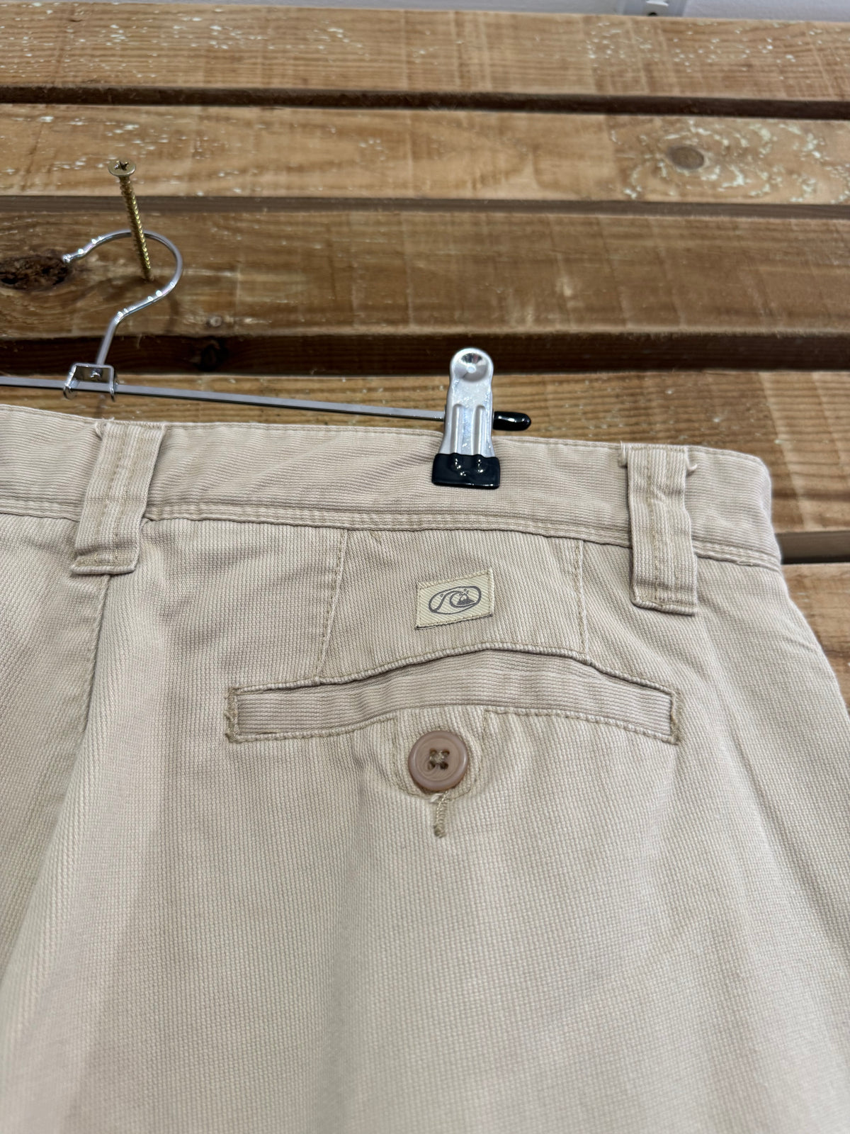 Vintage 90s Quiksilver chino cargo cotton shorts. 34” waist. Beige. Summer/holiday.