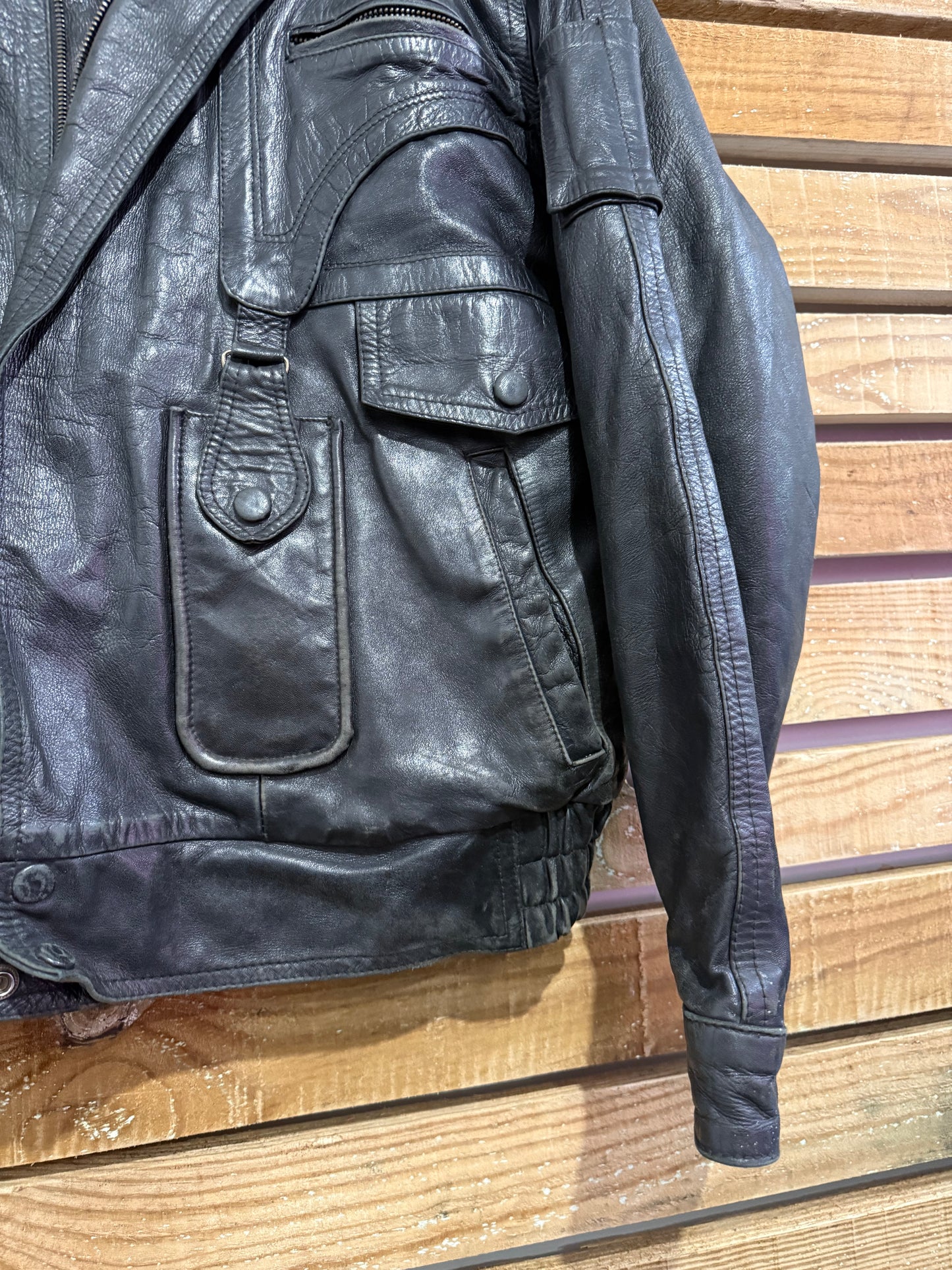 Vintage 80s leather biker bomber jacket. Black. Size Large.