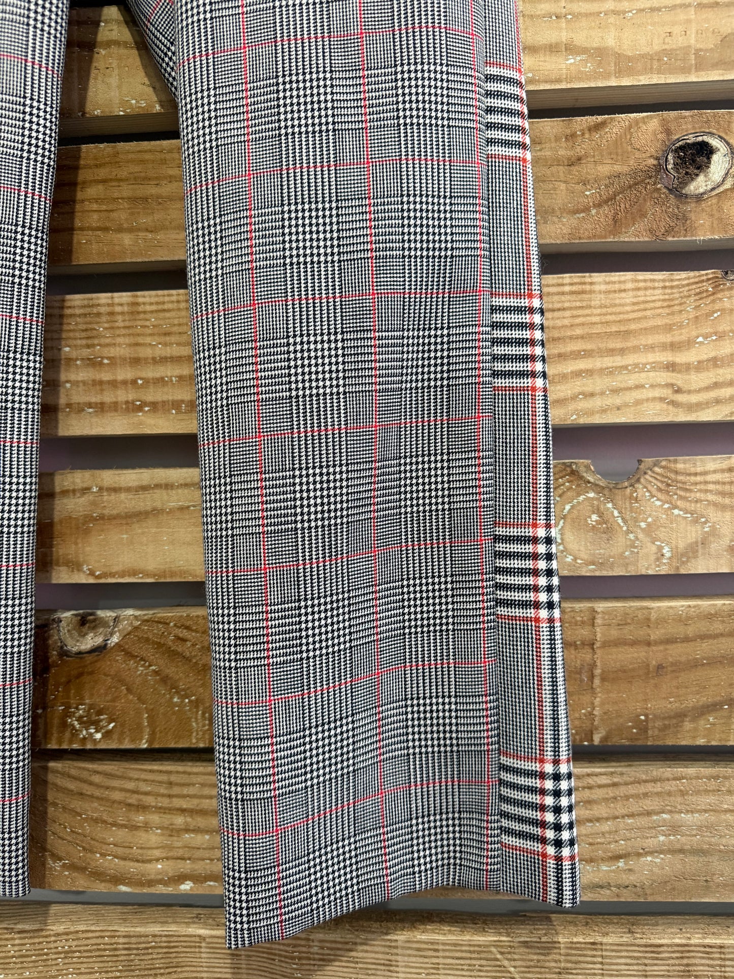 BNWT Alexander McQueen Plaid cropped trousers. 32” waist. 26” leg. Size UK12. EU40