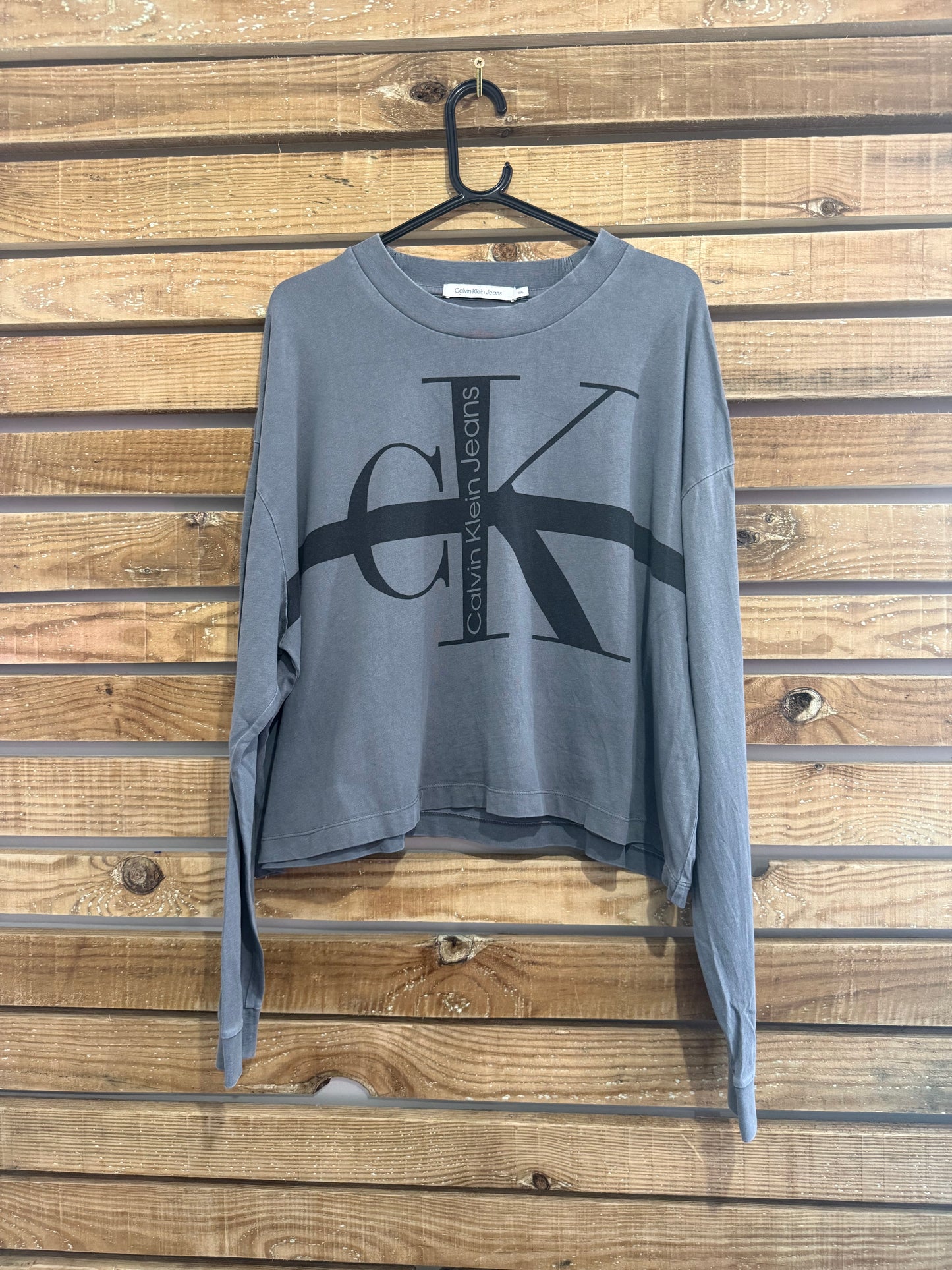 Vintage Y2K Calvin Klein cropped logo T-shirt. Grey. Size XXL.