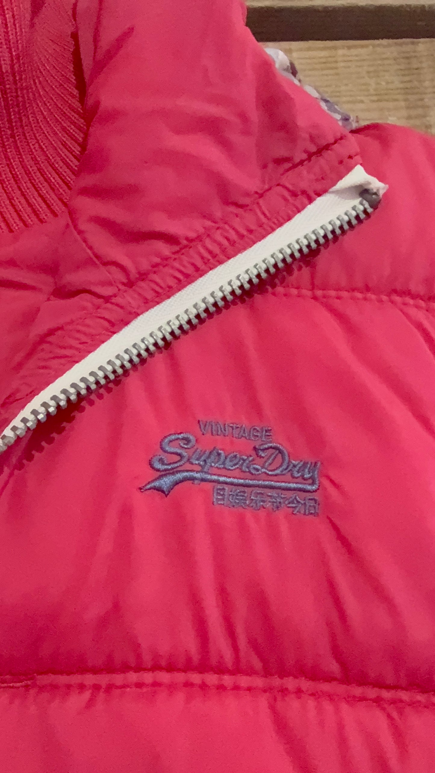 Vintage Y2K Superdry puffer Sleeveless jacket/ Gilet/ body warmer. Pink. Size Medium.