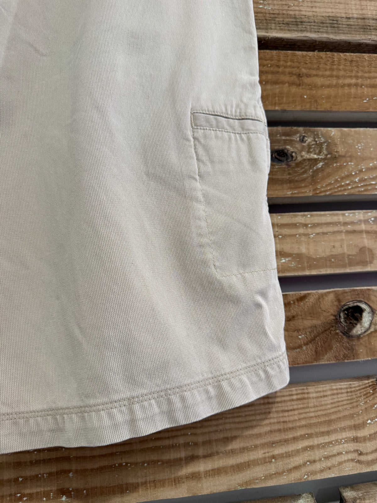 Vintage 90s Quiksilver chino cargo cotton shorts. 34” waist. Beige. Summer/holiday.