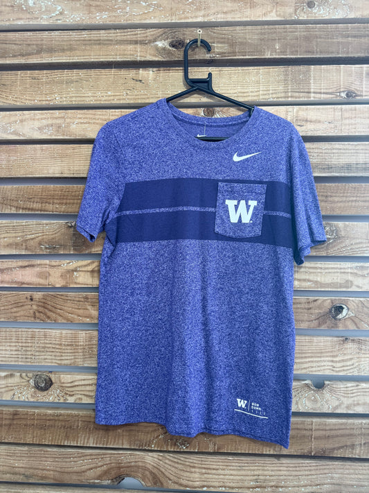 Vintage Y2K Nike Washington Huskies  football USA t-shirt. Size Medium.