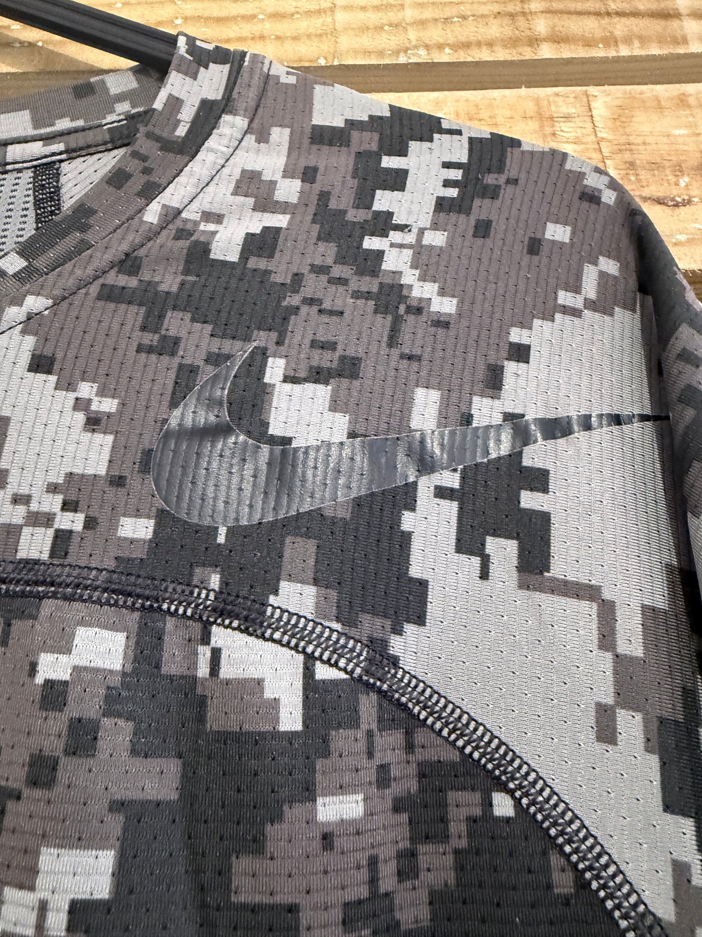 Nike Pro Hypercool Bitmap Camo T-shirt. Gym. Black. Size Large.