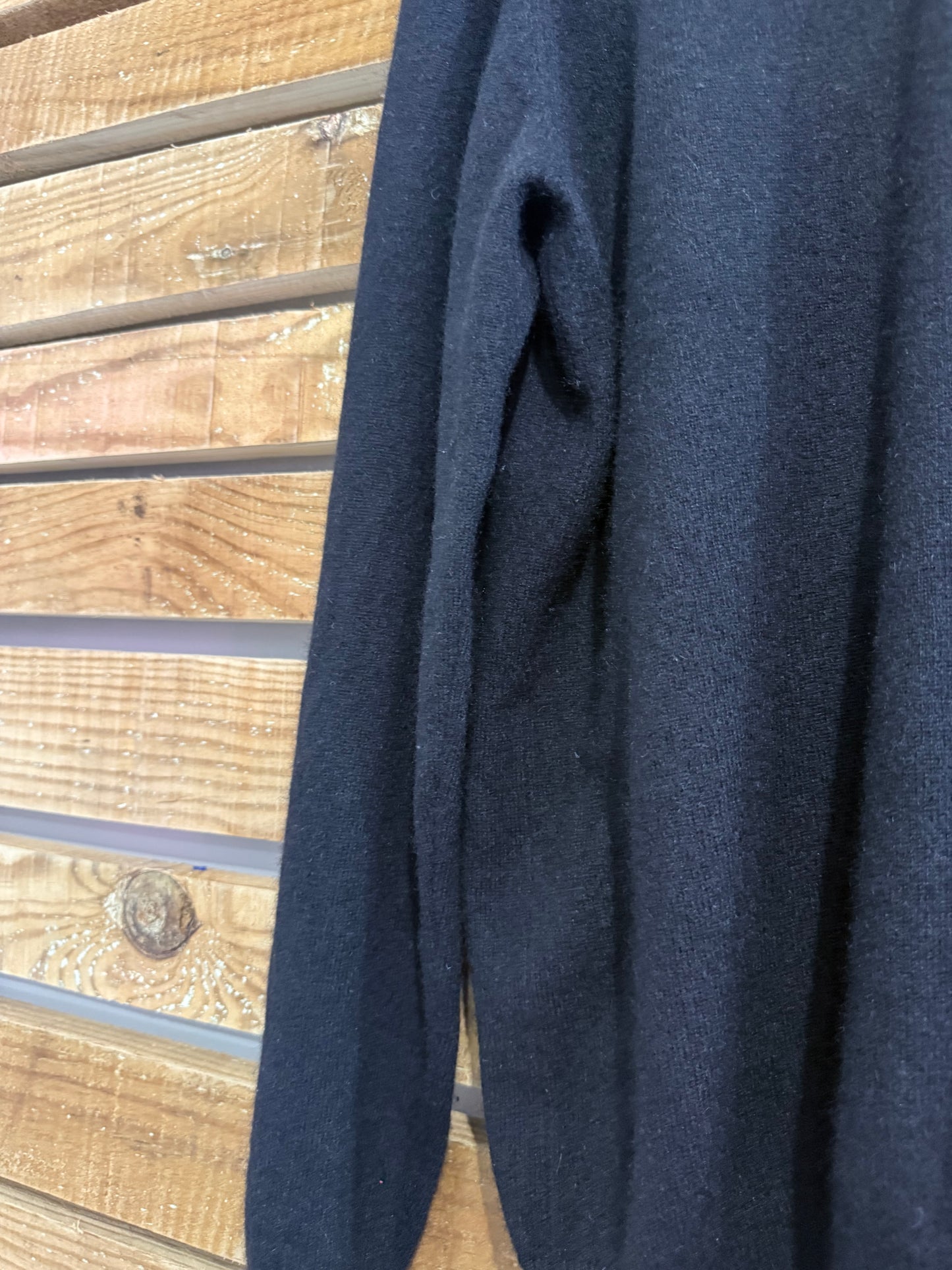 Finest 100% cashmere jumper/ sweater. Black. Size Large.