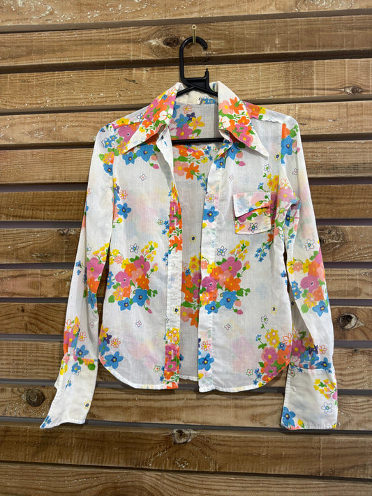 Vintage 70s floral cotton blouse/shirt. 36” bust. Size 10-12.
