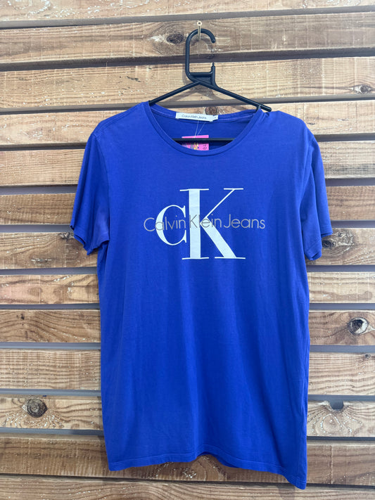 Vintage Y2K Calvin Klein logo T-shirt. Size Medium.