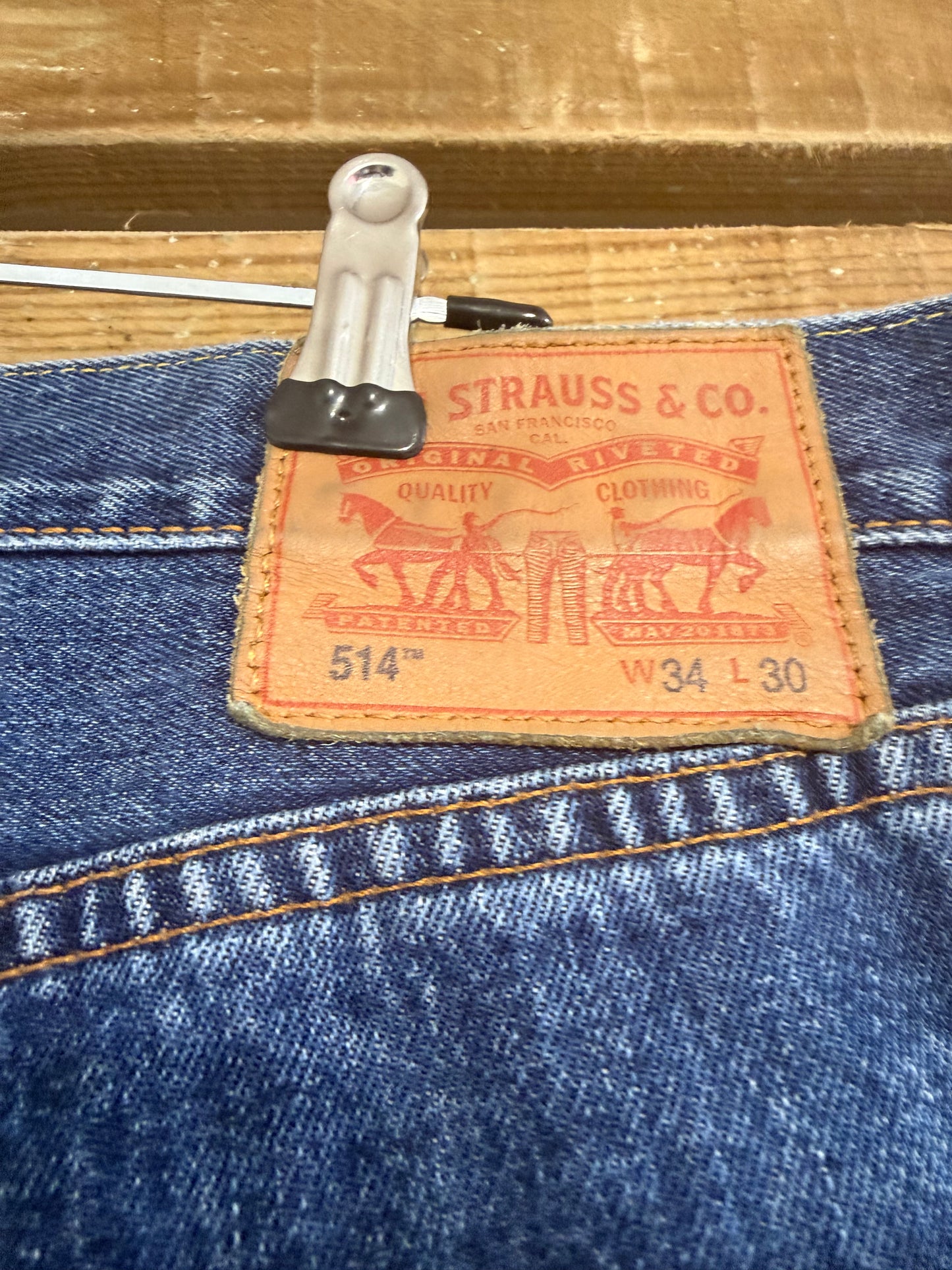 Vintage 90s Levi’s 514 straight leg Jeans. Mid blue. Waist 34” leg 30”