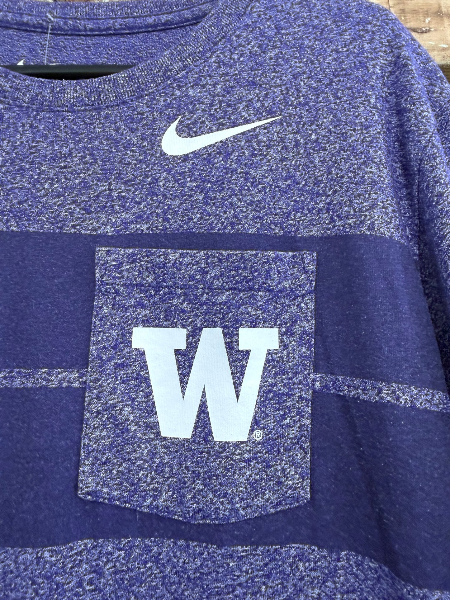 Vintage Y2K Nike Washington Huskies  football USA t-shirt. Size Medium.