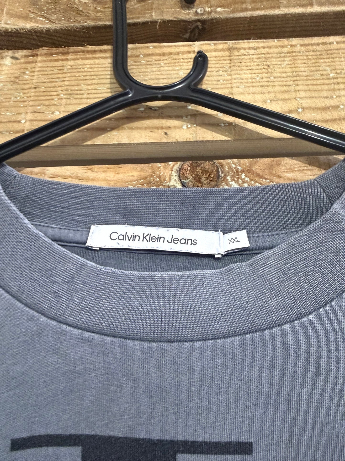 Vintage Y2K Calvin Klein cropped logo T-shirt. Grey. Size XXL.